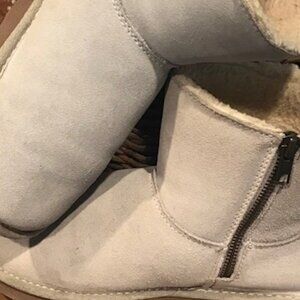 BEARPAW *KORI* LIGHT BEIGE SUEDE SHERPA LINED ANKLE BOOTS- WOMEN'S US SIZE 9